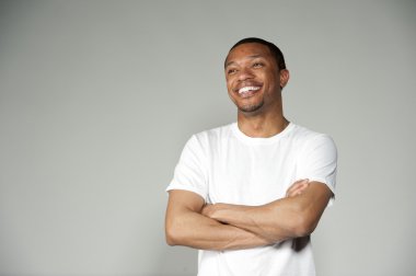 Zenci erkek beyaz bir bluz giyiyor