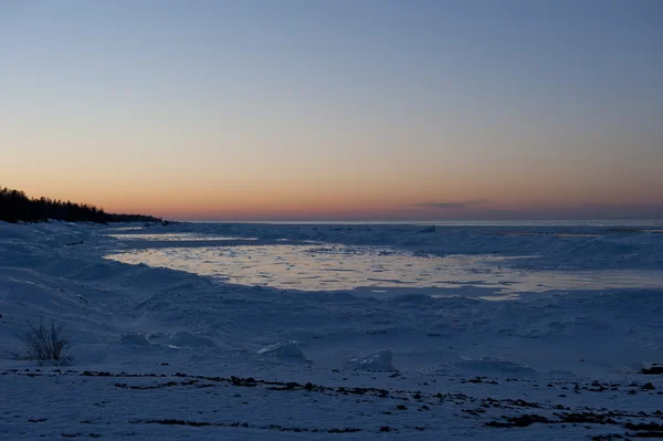 Besneeuwde zonsondergang buitenshuis — Stockfoto