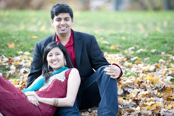Jeune couple indien heureux — Photo