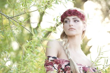 Bir çiçek taç giyen sarışın