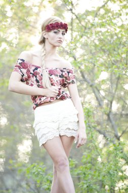 Kırmızı çiçek taç muhteşem sarışın