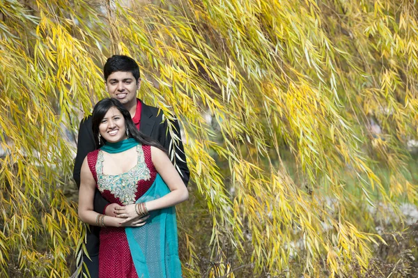 Feliz jovem indiana casal posando — Fotografia de Stock