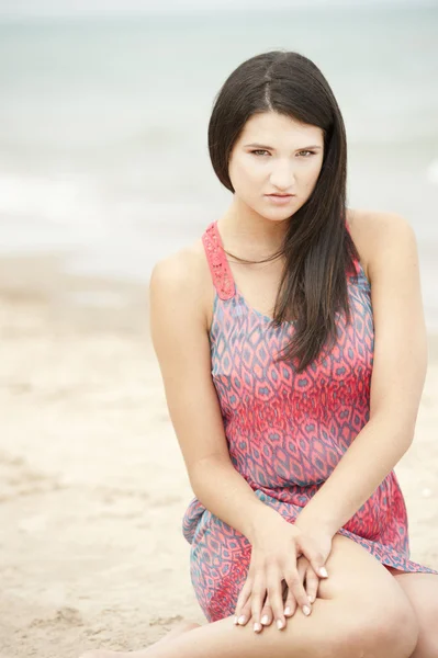 Brunetka dziewczyna na plaży — Zdjęcie stockowe