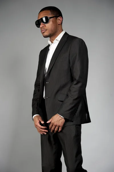 Atrakcyjny mężczyzna Afroamerykanin w garniturze — Zdjęcie stockowe