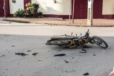 Sokakta kırık motosiklet