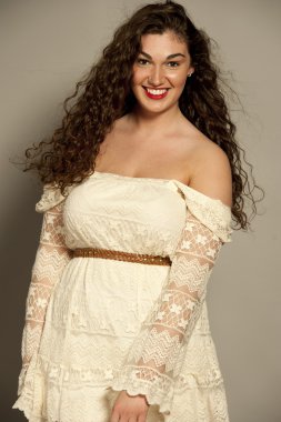 Muhteşem genç mutlu esmer giyen beyaz