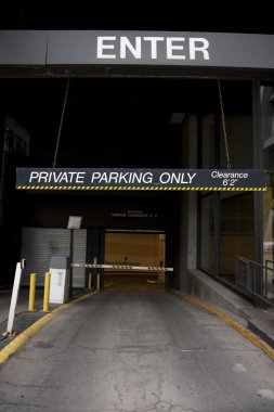 Özel otopark giriş
