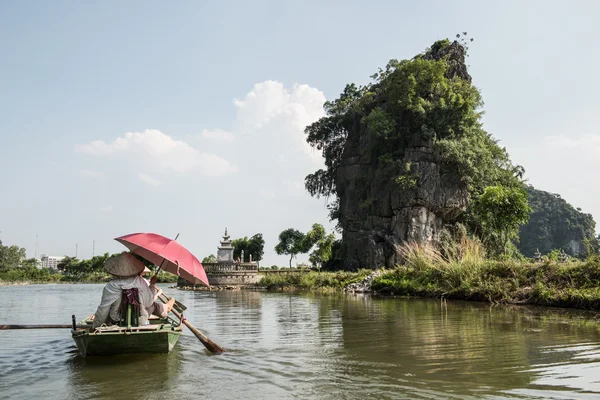 Local Paddler in Tam Coc — Stock Photo, Image