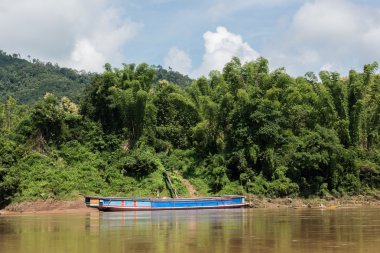 Bir tekne ve Phou Si dağ görünümü