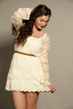 Beyaz bir elbise içinde muhteşem genç esmer