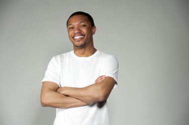 Son moda mutlu ve eğlenceli siyah erkek beyaz bir bluz giyiyor