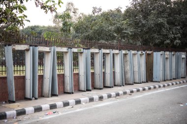 Metal Detectors in Red Fort