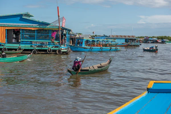 Tiendas flotantes y residencias — Foto de Stock