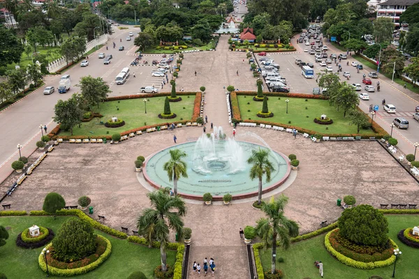 Fuente y Parque en Patuxai — Foto de Stock