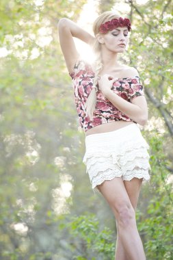 Kırmızı çiçek taç muhteşem sarışın