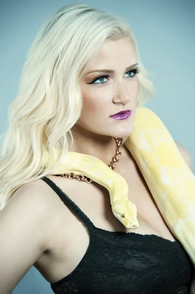 Sexy Blond With A Snake — Stock Photo, Image
