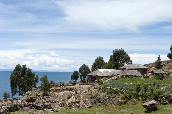 Vue de la Bolivie depuis l'île Taquile par une journée ensoleillée — Photo