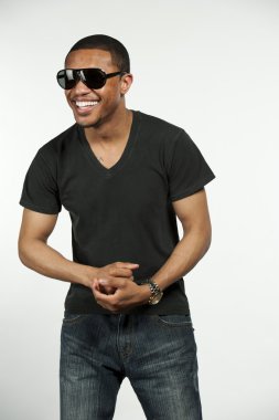 Mutlu kalça Afro-Amerikan erkek