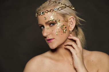 Yüzündeki Altın pul