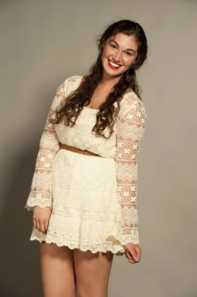Prachtige jonge gelukkig Brunette dragen witte — Stockfoto