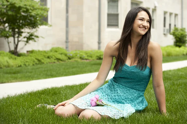 快乐年轻的黑发女孩 — 图库照片