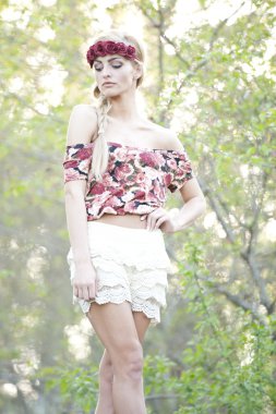 Kırmızı çiçek taç muhteşem sarışın