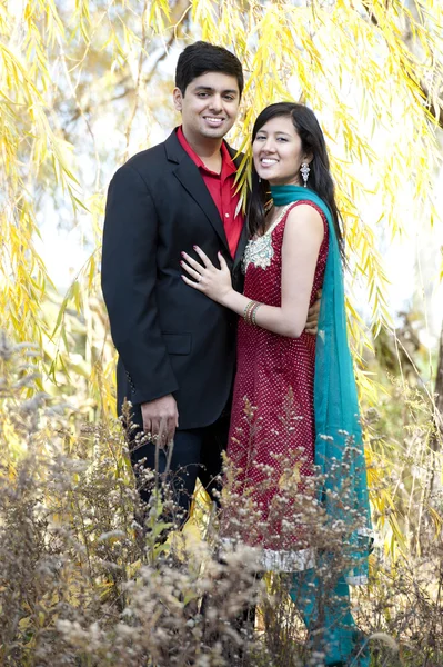 Jovem casal indiano feliz — Fotografia de Stock