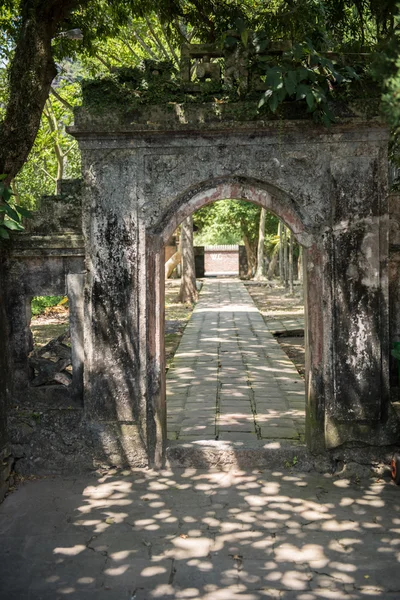 Promenade dans la capitale Hoa Lu — Photo