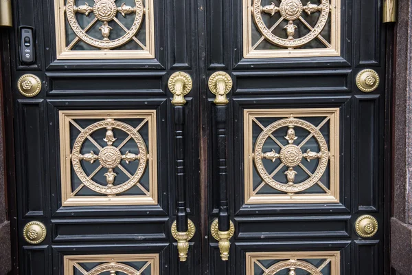 Wooden Decorated Door — Stock Photo, Image