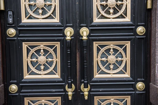 Porta decorata in legno — Foto Stock