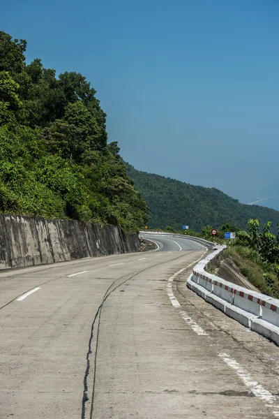 Viaje por carretera en un día soleado — Foto de Stock