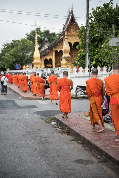 Monjes fuera de Wat Xieng tanga — Foto de Stock