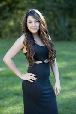 mutlu genç kız açık havada