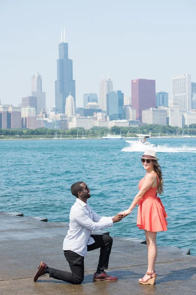 Confortable et affectueux jeune couple dans la ville — Photo