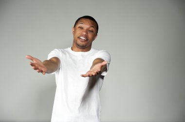 Son moda mutlu ve eğlenceli siyah erkek beyaz bir bluz giyiyor