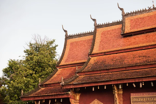 Telhado do templo em Wat Xieng Thong — Fotografia de Stock