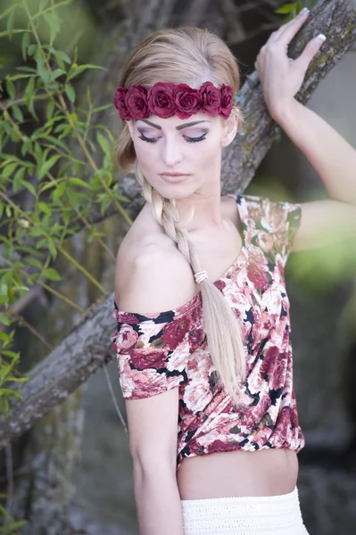 Prachtvolle Blondine mit Blumenkrone — Stockfoto
