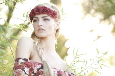 Bir çiçek taç giyen sarışın