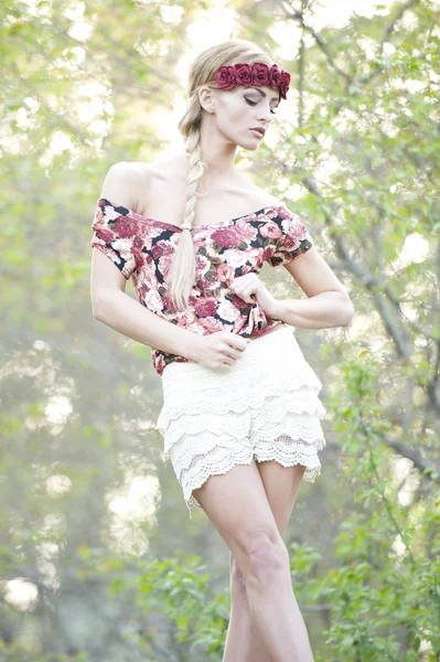 Lindo loira em Red Flower Crown — Fotografia de Stock