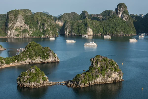 Limestone Karsts Formation on Sea — Stock Photo, Image