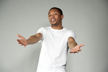 Son moda mutlu ve eğlenceli siyah erkek beyaz bir bluz giyiyor