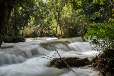 Üç katmanı Kuang Si Falls