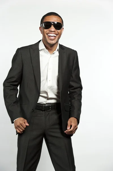 Szczęśliwy biodra i modny formalne czarny mężczyzna — Zdjęcie stockowe
