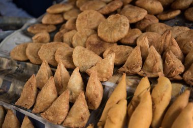 Ratan Kachoris ve pazarda Samosas