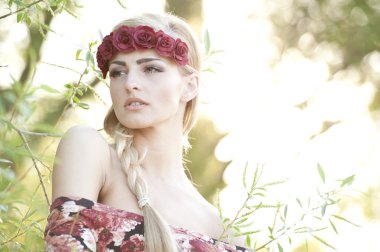 Bir çiçek taç giyen sarışın