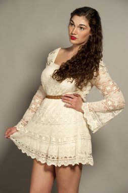 Beyaz bir elbise içinde muhteşem genç esmer