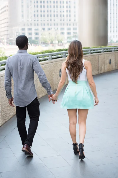 Pareja caminando lejos — Foto de Stock