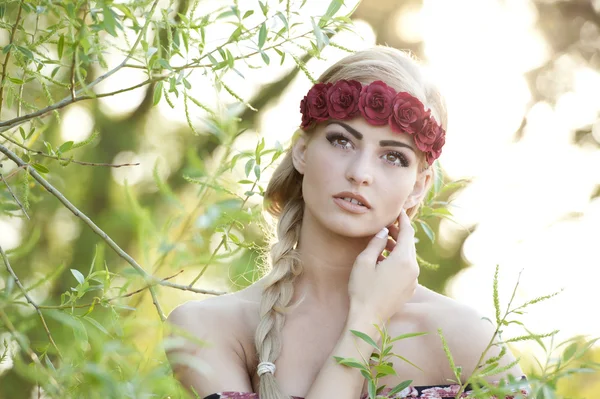 Loira vestindo uma coroa de flores — Fotografia de Stock