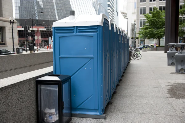 Salle de toilettes publiques sur la rue — Photo