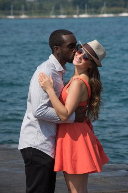 Güzel bir kız öpüşme çocuk